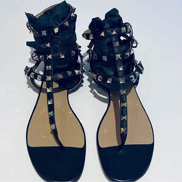 VALENTINO GARAVANI ROCKSTUD BLACK FLAT THONG SANDALS. - Picture 4 of 16